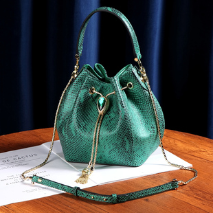 高级质感真皮蛇纹水桶包女洋气20B25春夏新款纯牛皮手提斜挎小包