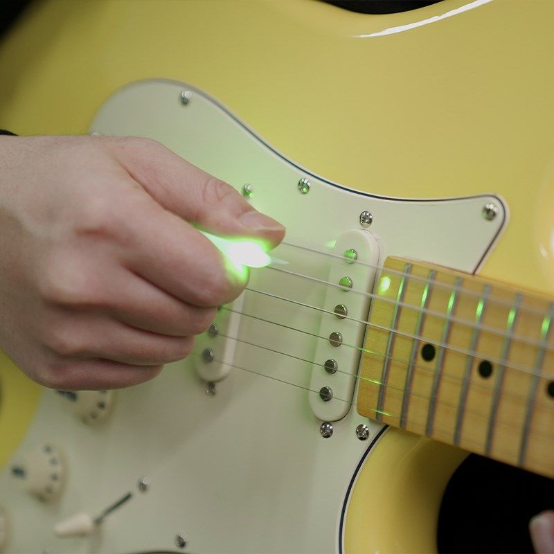 发光吉他拨片炫酷指弹弹唱防滑扫弦弹片民谣电吉他贝斯拨片