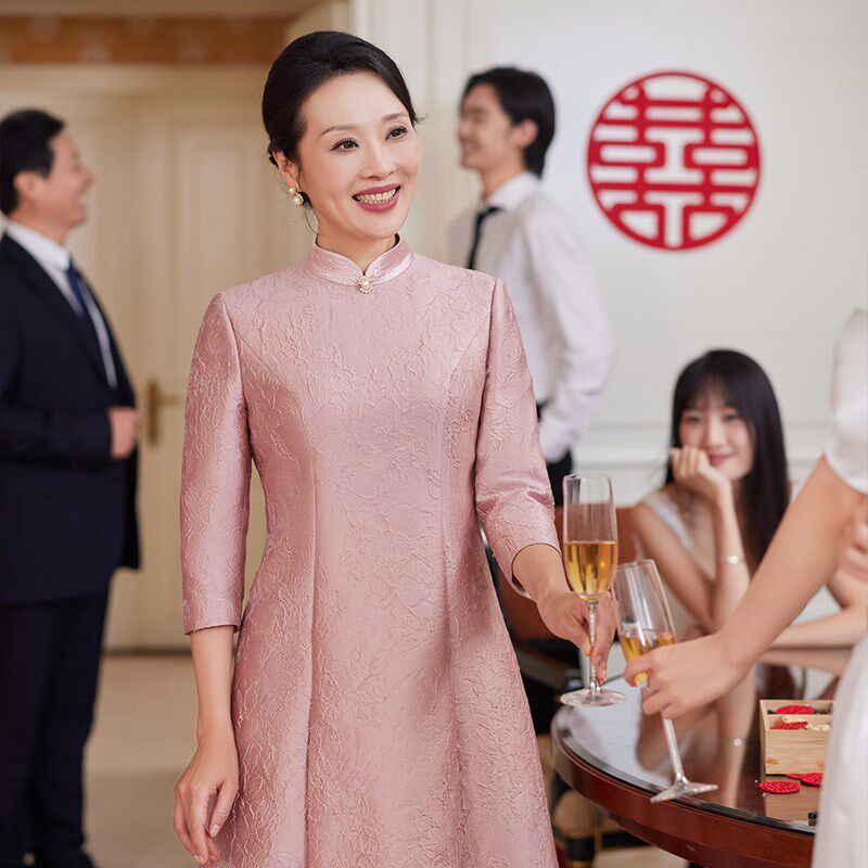 飞尼克斯2024春季新款喜妈妈装粉色年轻连衣裙洋气高贵迎宾婚礼服