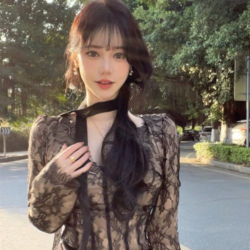 很有女人味的蕾丝上衣v领长袖两件套 配丝带