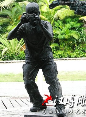 情侣拍照玻璃钢雕塑爱情主题合影拍摄人物铜雕步行街商业街景观