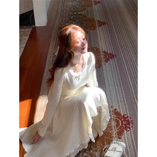 栀子白茶 法式长袖针织连衣裙女秋冬加绒加厚配大衣内搭白色长裙