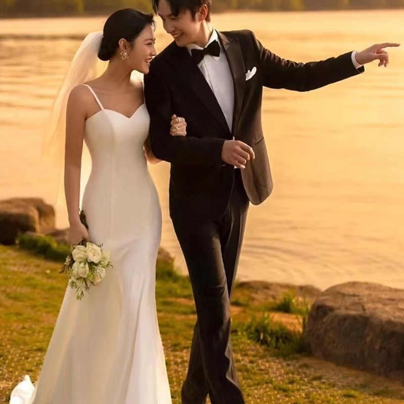 影楼主题法式轻婚纱森系草坪缎面白色简约鱼尾韩版吊带拖尾礼服