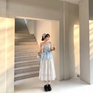仙女度假风无袖碎花吊带上衣白色半身裙女2026夏季两件套收腰套装