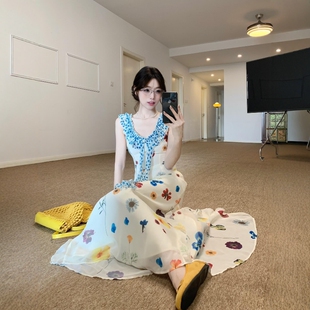 绝美多巴胺蓝色碎花吊带连衣裙女春夏季休闲甜美V领度假风沙滩裙