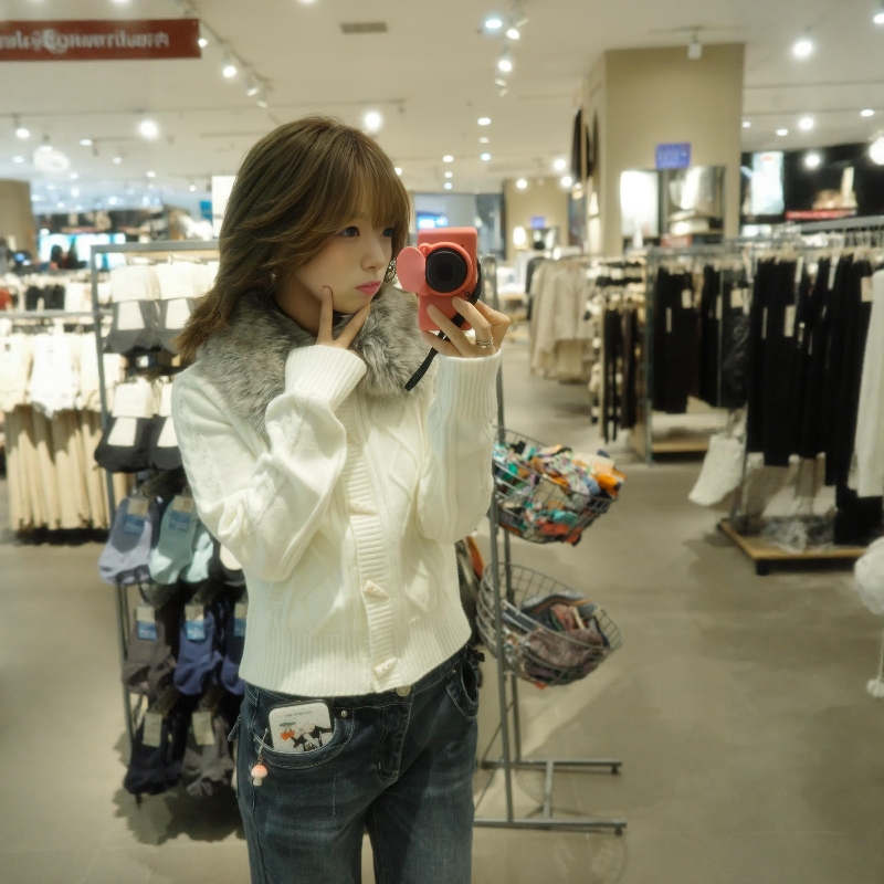 日系简约慵懒风牛角扣大毛领白色麻花毛衣女秋冬收腰短款针织开衫