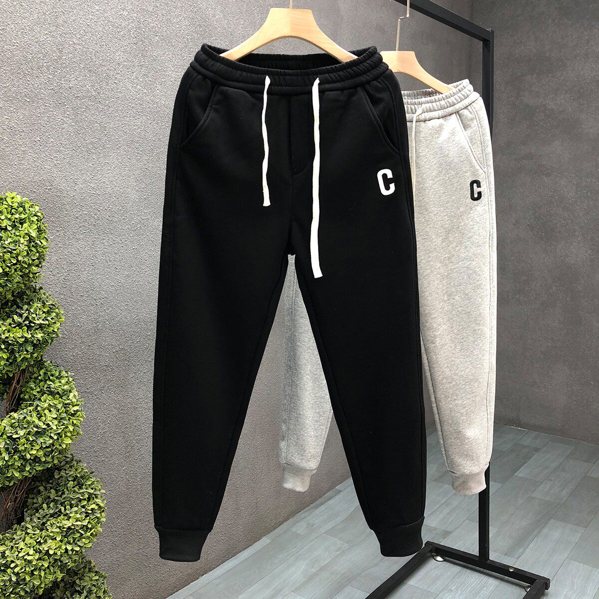 秋冬季加绒加厚卫裤男新款潮流修身束脚刺绣休闲裤子男士冬天长裤