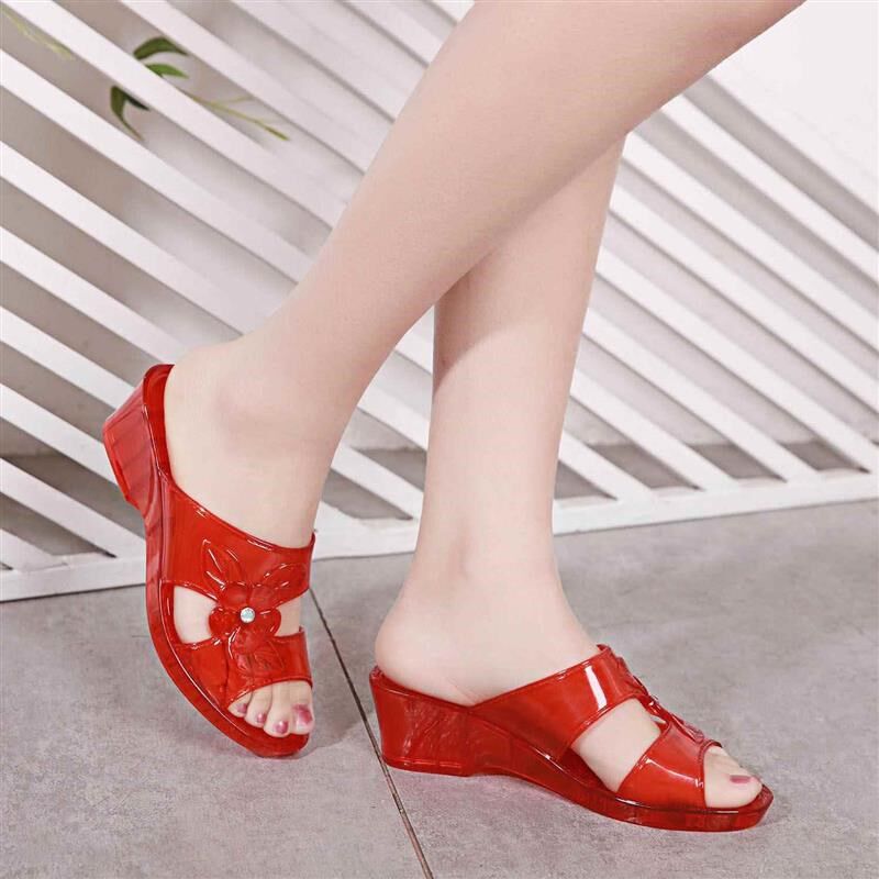 2024新水晶塑料软底凉鞋女性夏季时尚透明楔形成熟橡胶沙滩鞋中跟