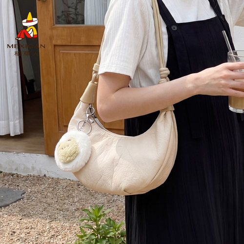 稻草人新款女通勤百搭牛角包