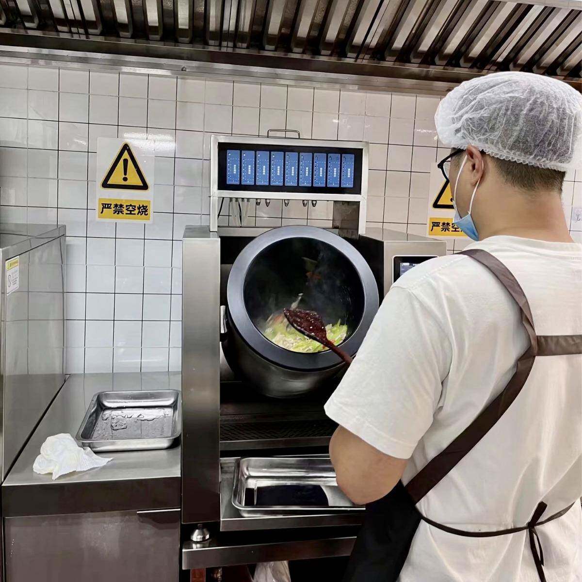 商用厨房设备智能炒菜机酒店餐饮食堂AI炒菜机器人商用智能