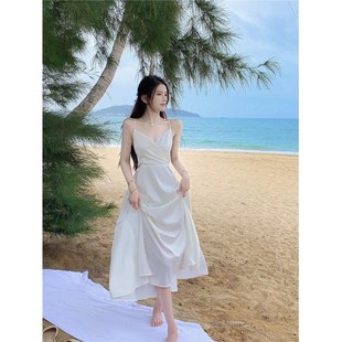 白色海边度假沙滩裙超仙V领露背收腰缎面礼服裙吊带连衣裙女夏季