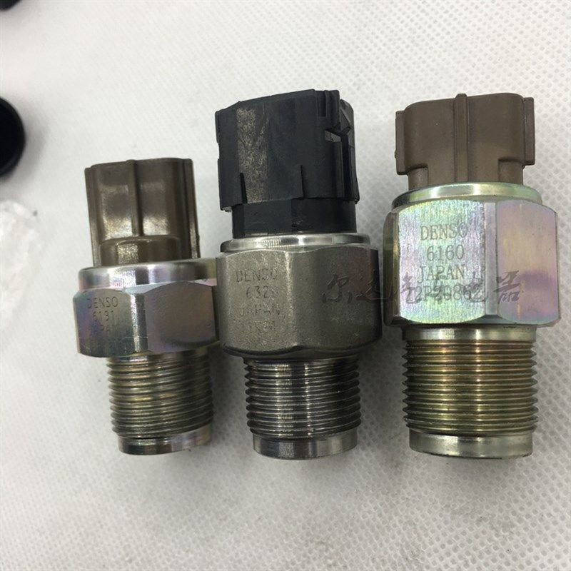 豪沃共轨压力电装轨压传感器99