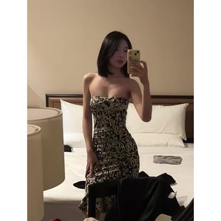 辣妹氛围感收腰无袖印花连衣裙女新款设计感修身显瘦气质抹胸裙子