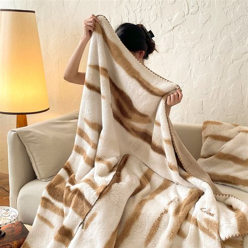 美拉德兔毛绒抱枕毯子多功能抱枕被两用车载靠垫办公室午睡空调毯