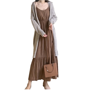 咖啡色皱褶吊带连衣裙 过膝长款内搭打底裙子 春秋款荷叶边娃娃裙