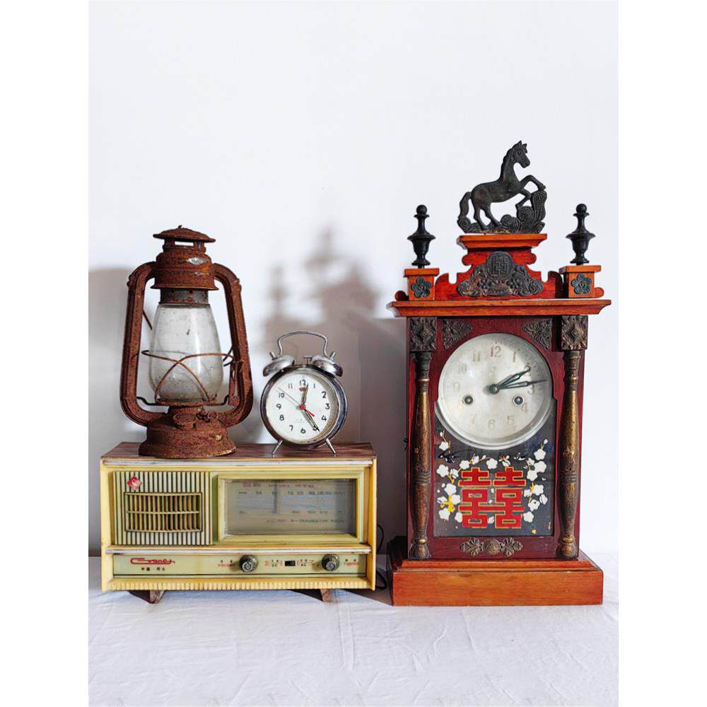 采购产品70年代怀旧的旧物品，老式的马头钟，收音机闹钟，灯笼，