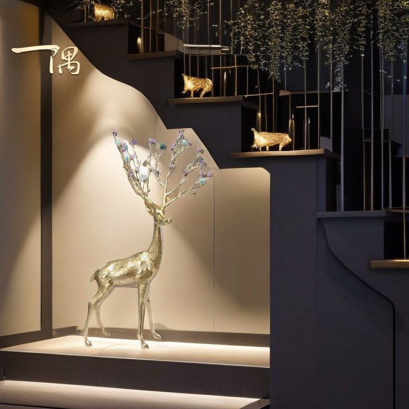 客厅落地大型金色鹿摆件高档会所酒店大堂别墅楼梯下转角轻奢装饰