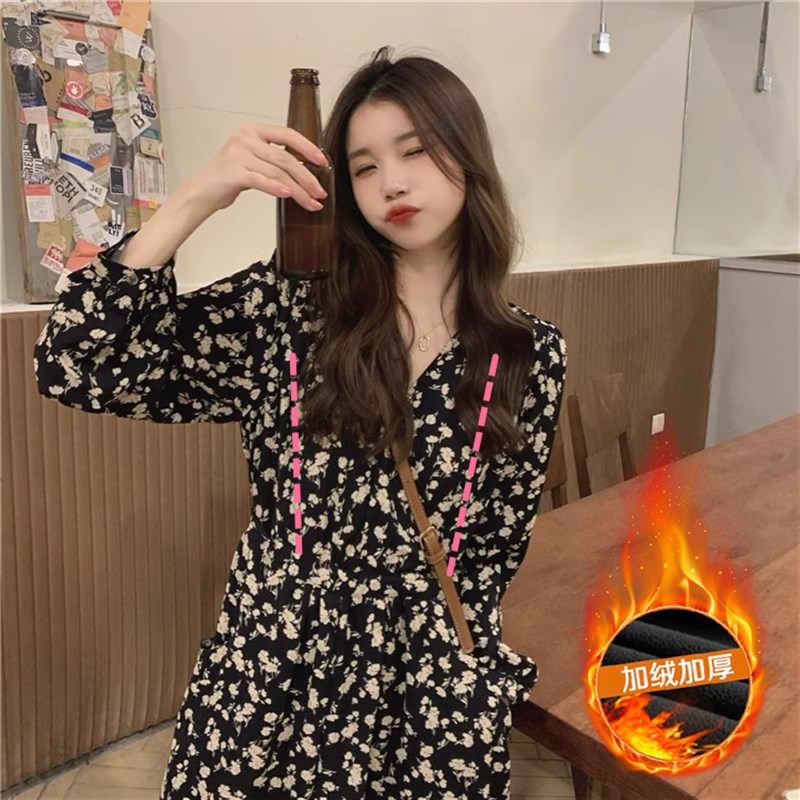 2023秋冬新款外出法式高级感加绒加厚哺乳O洋装产后碎花哺乳长裙