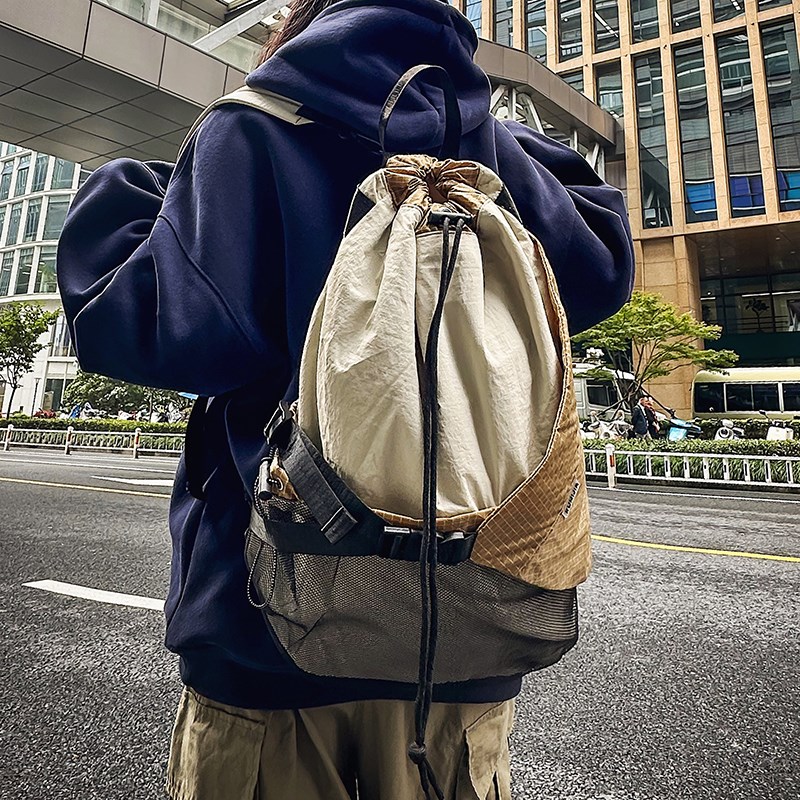 潮牌斜挎包女轻便户外运动旅行登山包弓箭包男骑行双肩背包通勤包图片