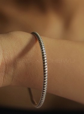 呷的小黑屋纯银手镯999纯银女手镯民族风极简风高级凉山彝族手镯