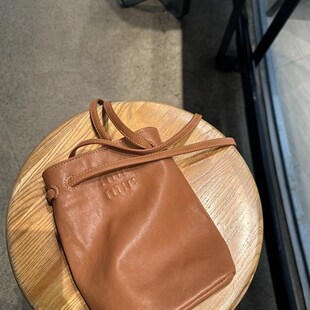 真皮水桶包女植鞣头层牛皮气质小众复古质感软皮单肩女包软皮中包