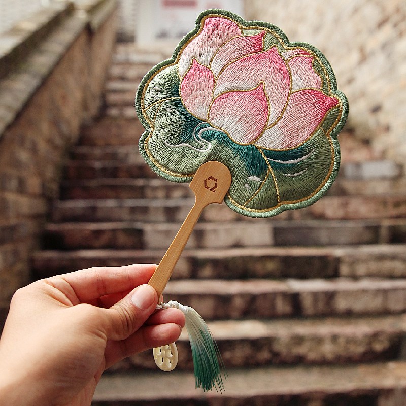 手工艺品团扇女 全刺绣荷花小巧流苏木柄拍摄影道具跳舞蹈宫扇子