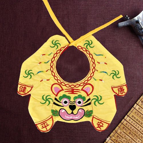 婴儿抓周服搭配龙款围嘴新生宝宝口水巾儿童唐装织锦缎面云肩喜庆