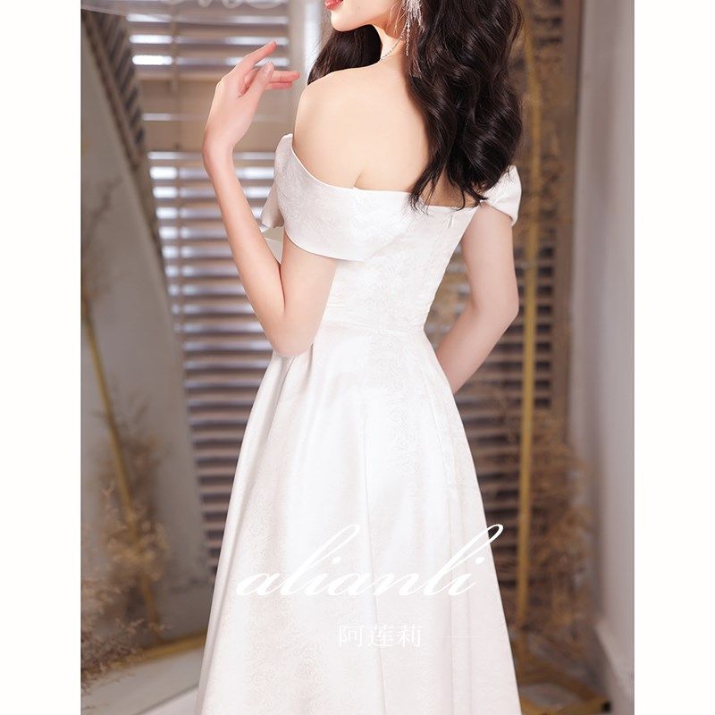 一字肩晚礼服女高级感轻奢小众高端主持人缎面领证登记小个子白裙