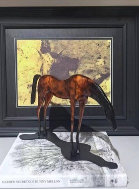 现代轻奢简约抽象金属马摆件不锈钢马H毛创意几何托盘水晶烟灰缸