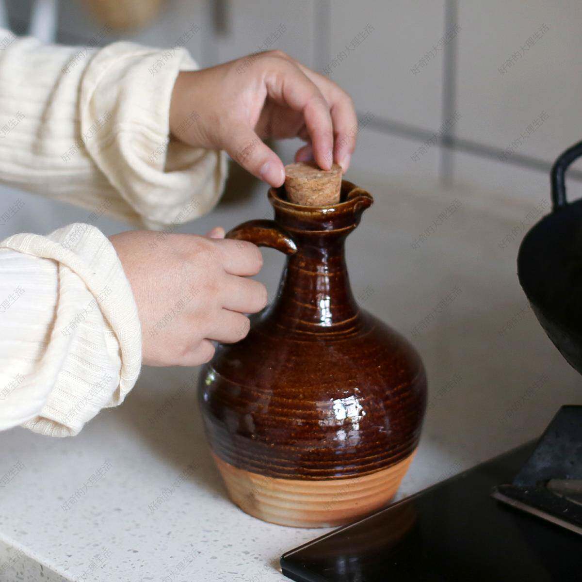 云南土陶罐油壶 中式复古风把手带把油瓶 老式陶瓷厨房储物器皿