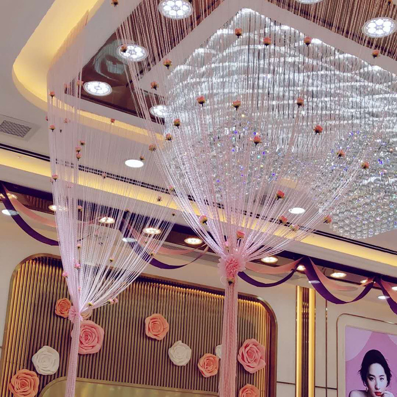 国庆节日装饰玫瑰花线帘珠宝店金店吊顶隔断门帘橱窗美陈吊顶布置