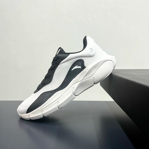 安踏【灵弧】冬季款保暖皮面防泼水户外运动鞋男软底减震跑鞋 -XF