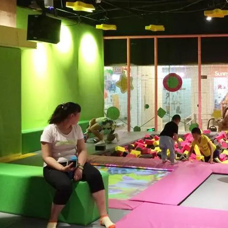 儿童乐园体感蹦床设备弹弹床游戏AR跳跳床全息互动一体机投影游戏