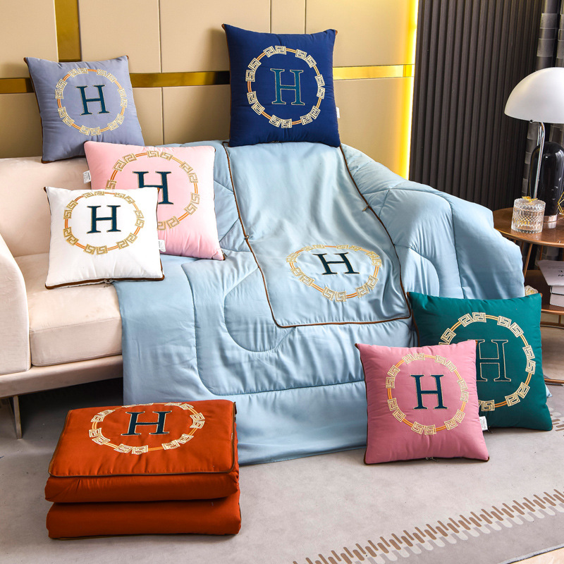 刺绣抱枕被两用四季汽车载靠垫午