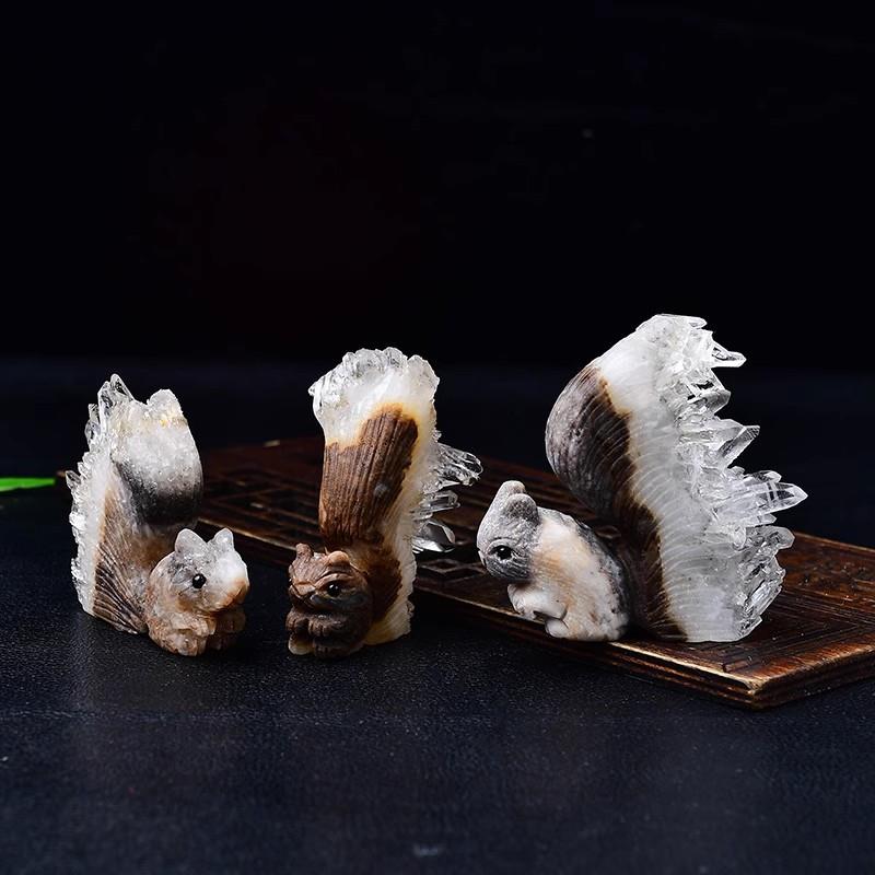 天然白水晶晶簇小松鼠摆件菊花晶原石雕刻矿标家居客厅装饰品
