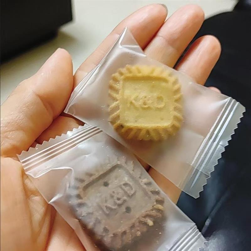 小方块饼干生椰拿铁榛香燕麦海盐芝士厚乳手工小零食咖啡伴侣茶点