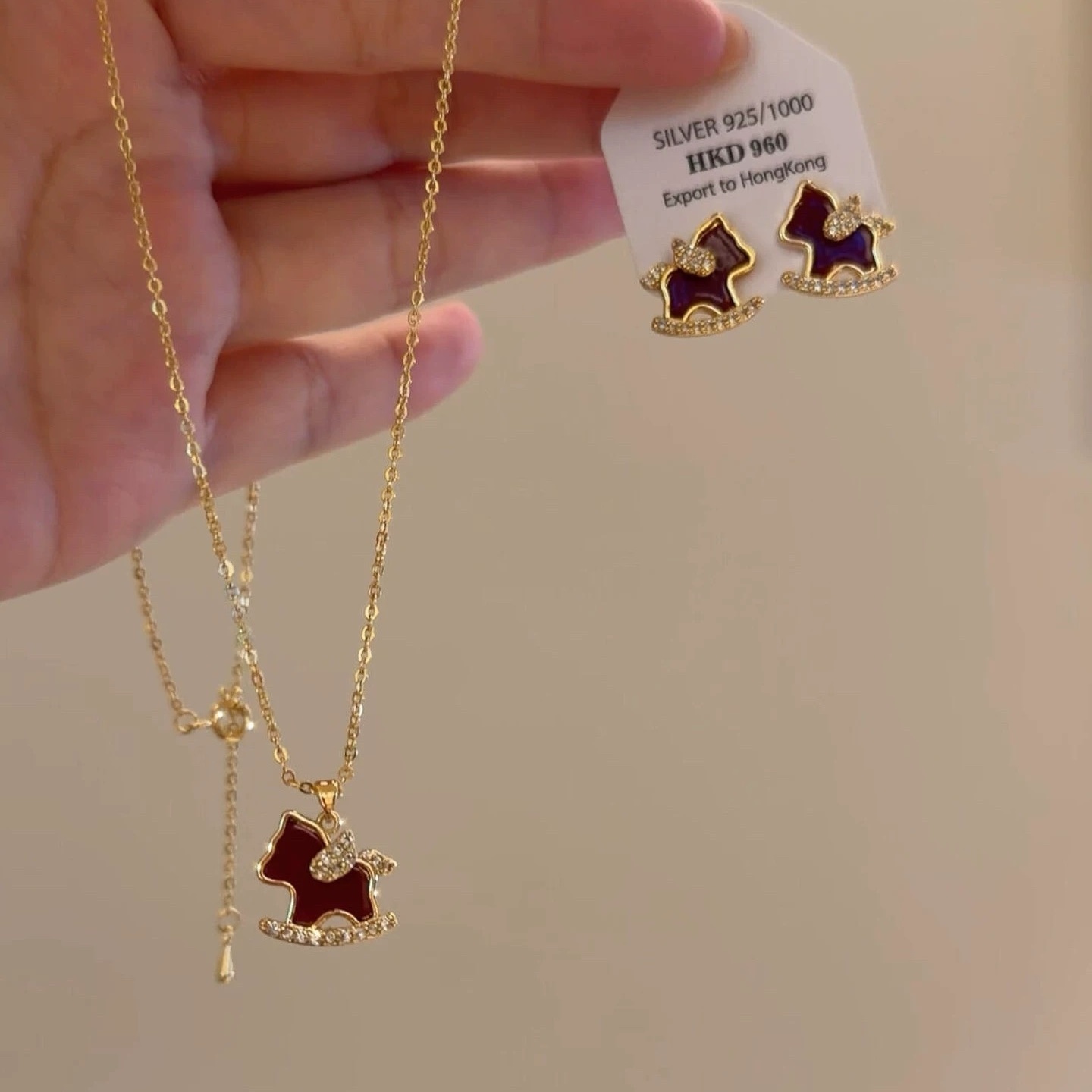 复古红色滴油小马耳钉