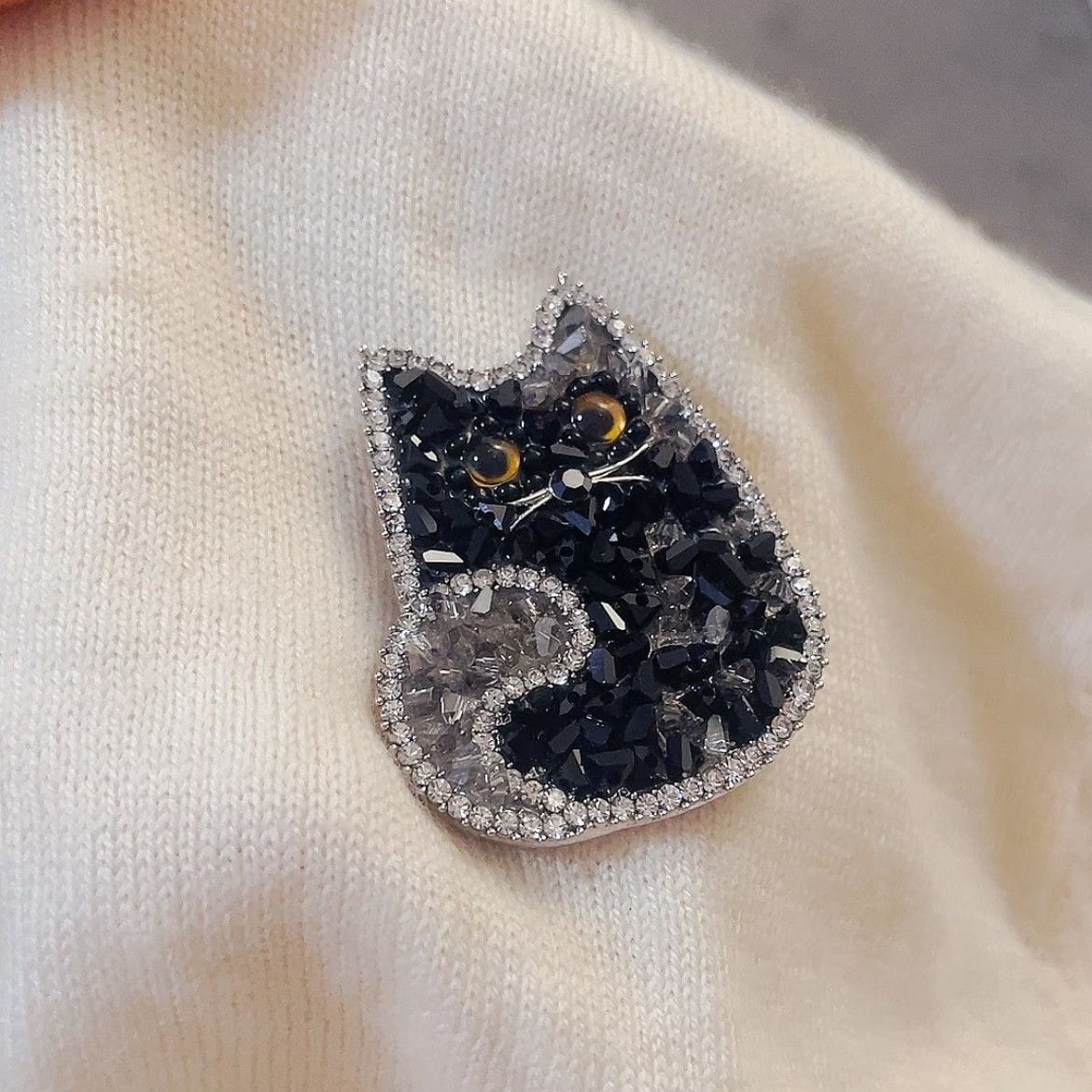 可爱双色黑猫胸针女创意锆石胸花设计感别针外套包包帽子配饰礼物