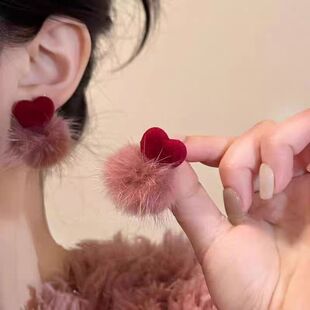 「梦藏绒心」甜美酒红色毛绒爱心耳钉冬季氛围感可爱简约百搭耳饰