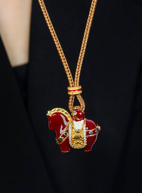 新年本命年红色小马吊坠编绳项链女秋冬毛衣链长款2026新款高级感