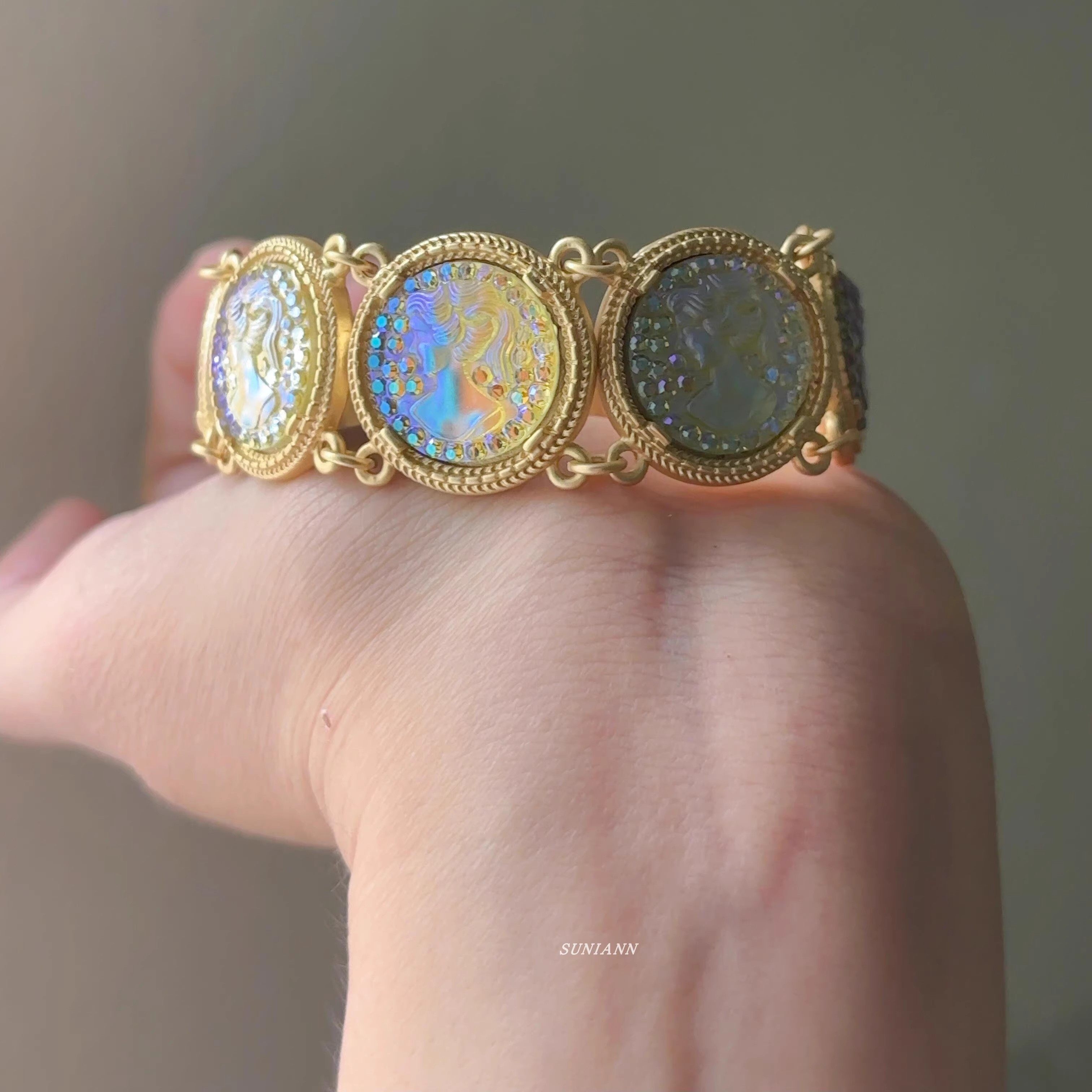 vintage中古宫廷风人鱼姬浮雕手镯幻彩琉璃独特气质手环轻奢配饰