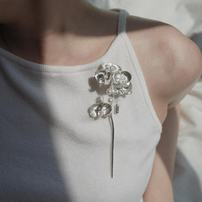 新中式花苞蝴蝶兰胸针小众轻奢高级感胸饰百搭气质优雅ins风饰品