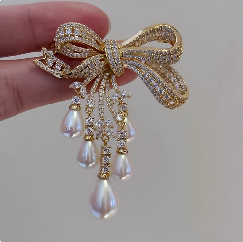 蝴蝶结流苏胸针高档女仿珍珠气质奢华高级感胸花优雅西装扣满钻