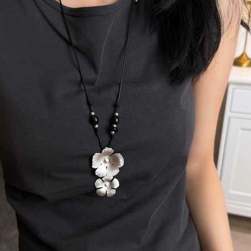 复古拉丝项链女款2025新款高级感黑色编绳长款繁花毛衣链秋冬配饰