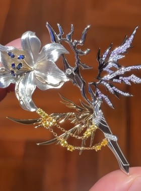 崩铁厄敌衍生染血百合胸针拉丝立体设计感轻奢高级感游戏角色周边