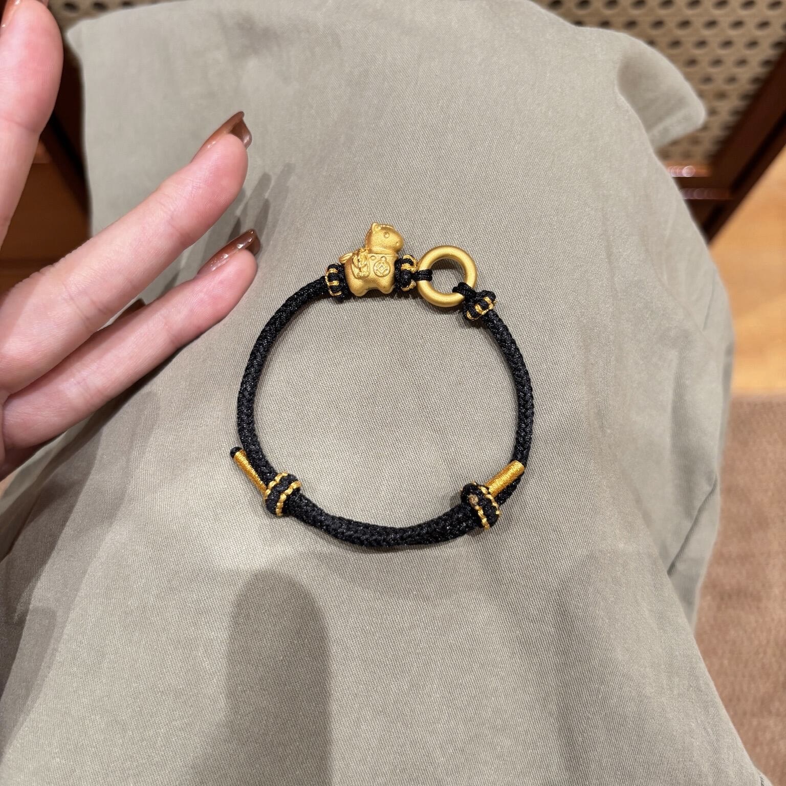 「马上有钱」环扣金色小马黑色抽拉编织手绳女小众设计精致手链