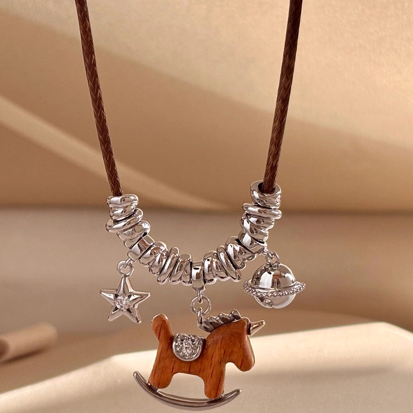 秋冬韩系皮绳小马吊坠项链2025款轻奢高级长款毛衣链时尚百搭颈链