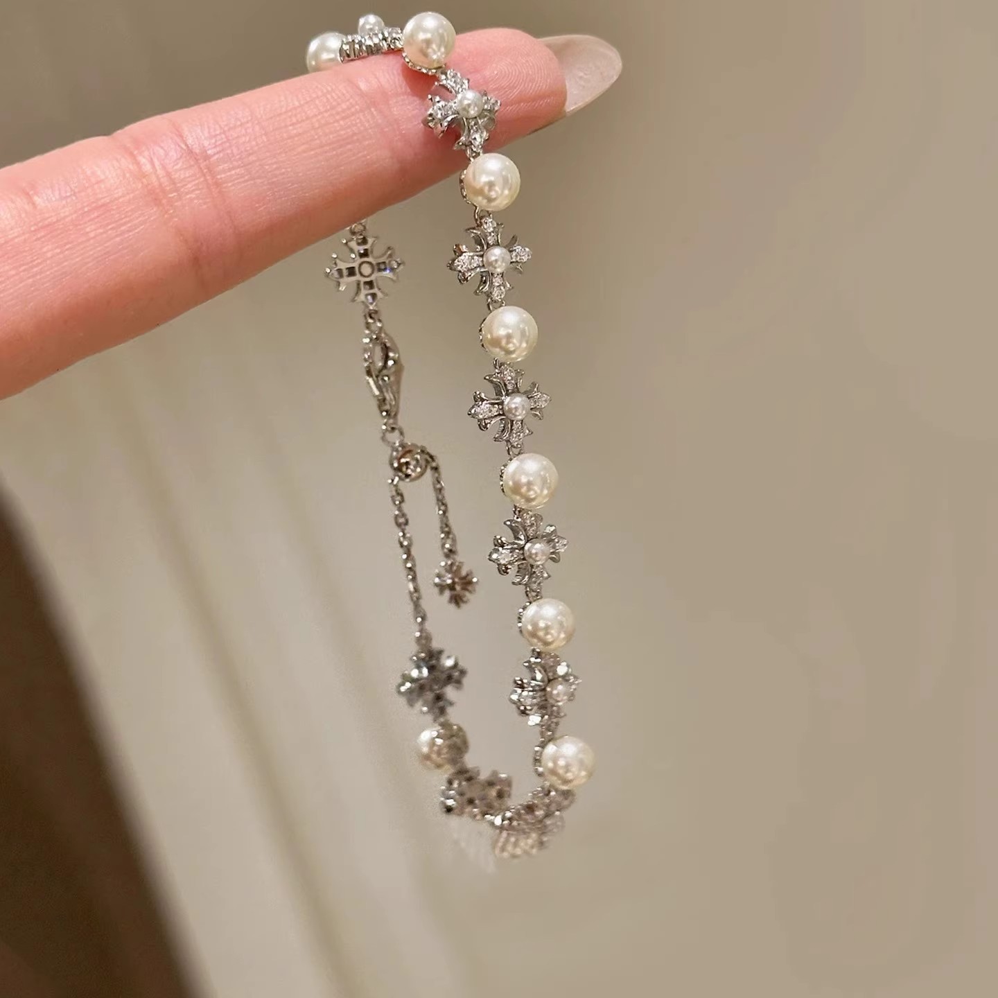 珍珠十字架手链2025新款爆款甜酷时髦精致轻奢气质小众可抽拉手饰