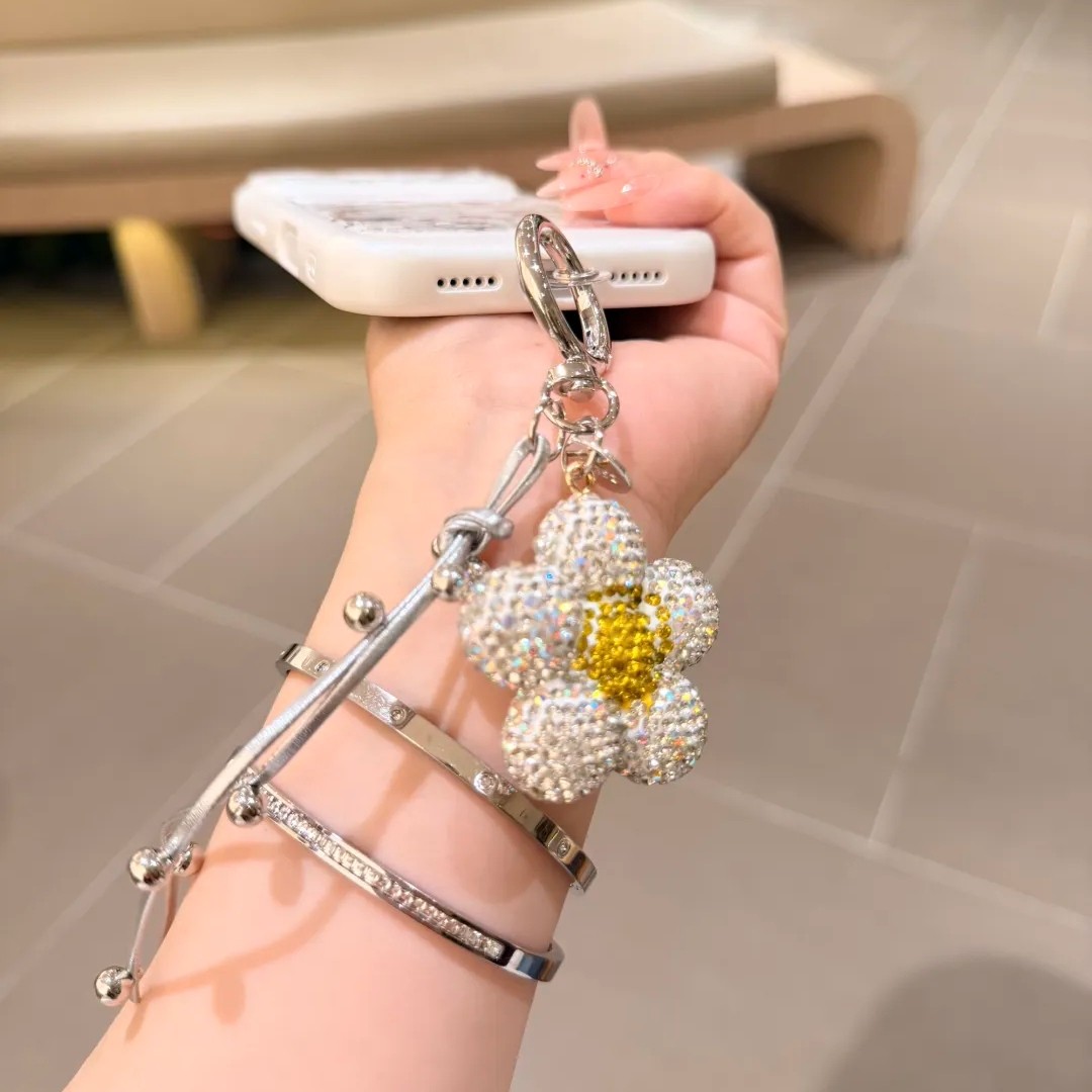 婉沁轻奢满钻花朵钥匙扣