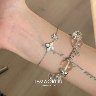 显摆精致白贝壳银色四叶草闪钻细链手链轻奢高级感手饰配饰时尚女